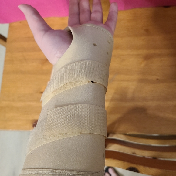 Wrist braces size sm/med - Picture 2 of 7